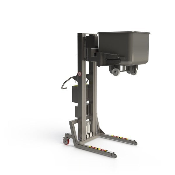 Dieser Elektrolift in korrosionsbeständigem, hygienischem Design enthält eine maßgeschneiderte Gabel, mit der spezielle Behälter angehoben und zur Entleerung des Inhalts seitlich gedreht werden können.