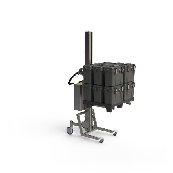 Dieser Paletten Hochhubwagen ist in der Lage, Lasten wie Paletten bis zu 130 kg zu heben. Hier zu sehen: eine Palette mit Kisten. 2Lift.