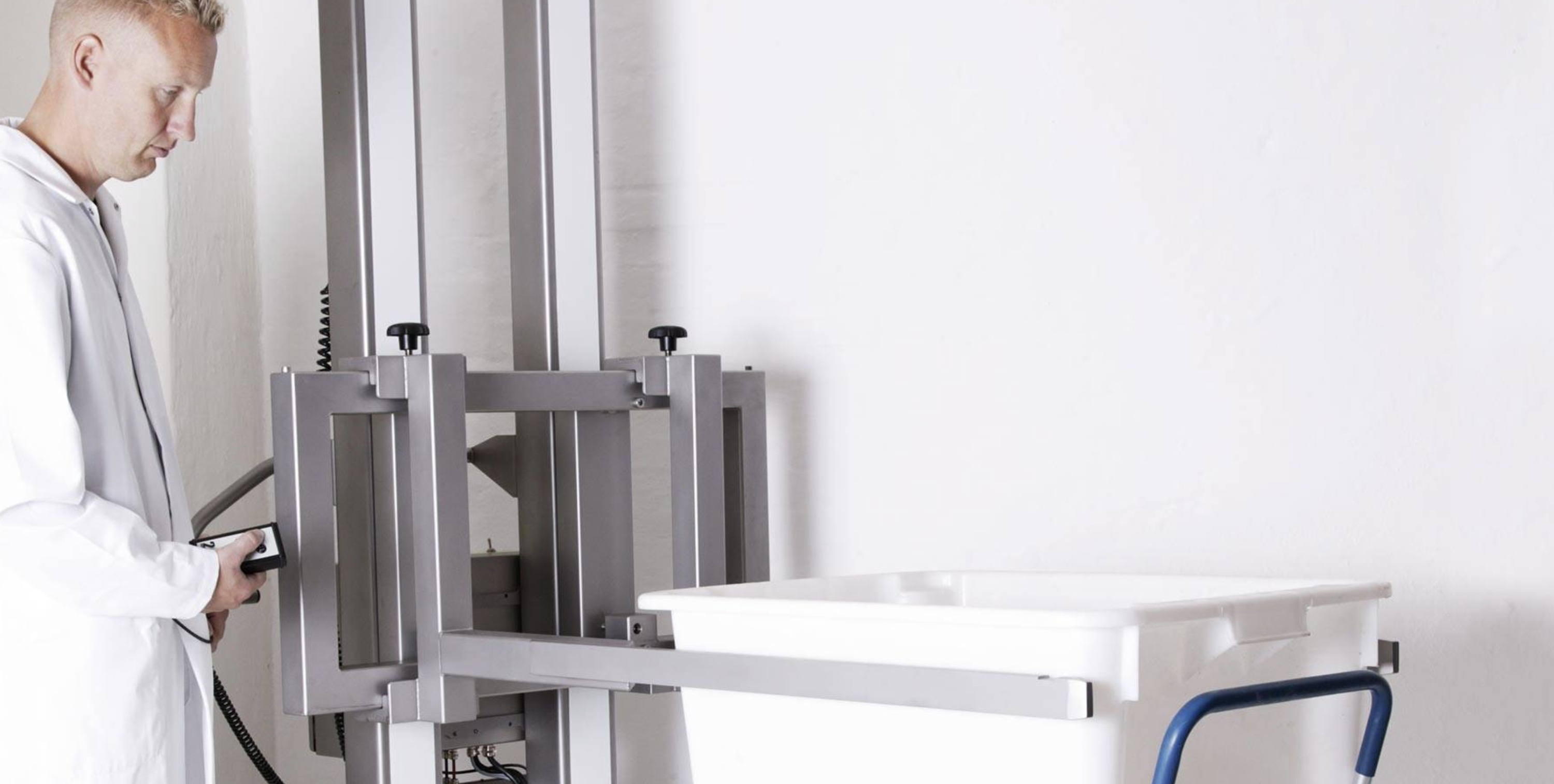 Intelligenter Hochhubwagen für das Handling von Kisten. In dieser Ausführung ist der elektrische Hochhubwagen mit einer verstellbaren Gabel ausgestattet