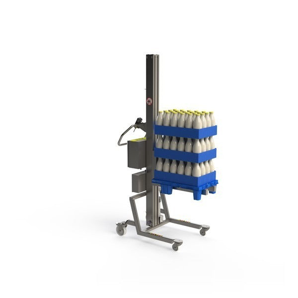 Leichtes und wendiges industrielles Materialtransportgerät für die Lebensmittel- und Getränkeindustrie. Eine einfache Gabel hebt eine Viertelpalette mit Milchflaschen.